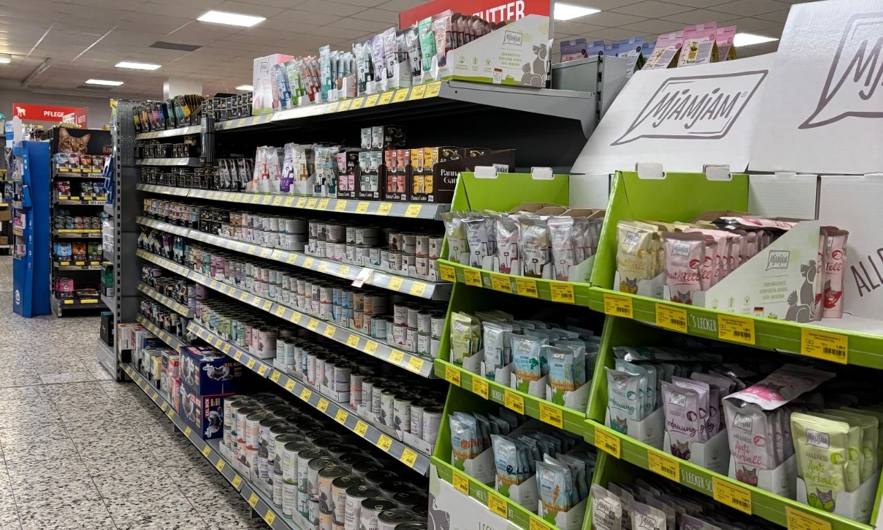Lippischer Tierbedarf Regale mit Katzenfutter