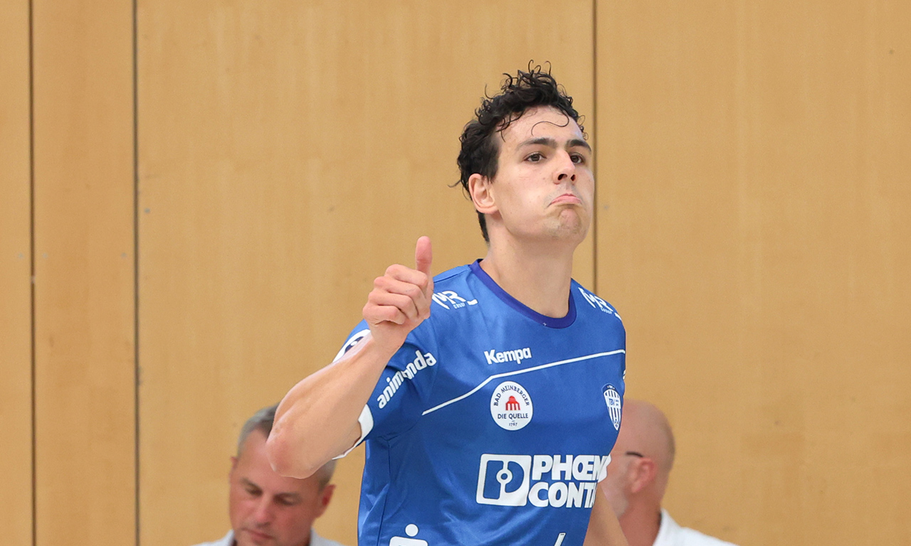 Spieler des TBV Lemgo zeigt Daumen hoch in der Saison 2025/2026