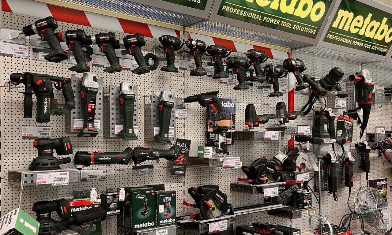 ahrens fachmarkt mit produkten von metabo