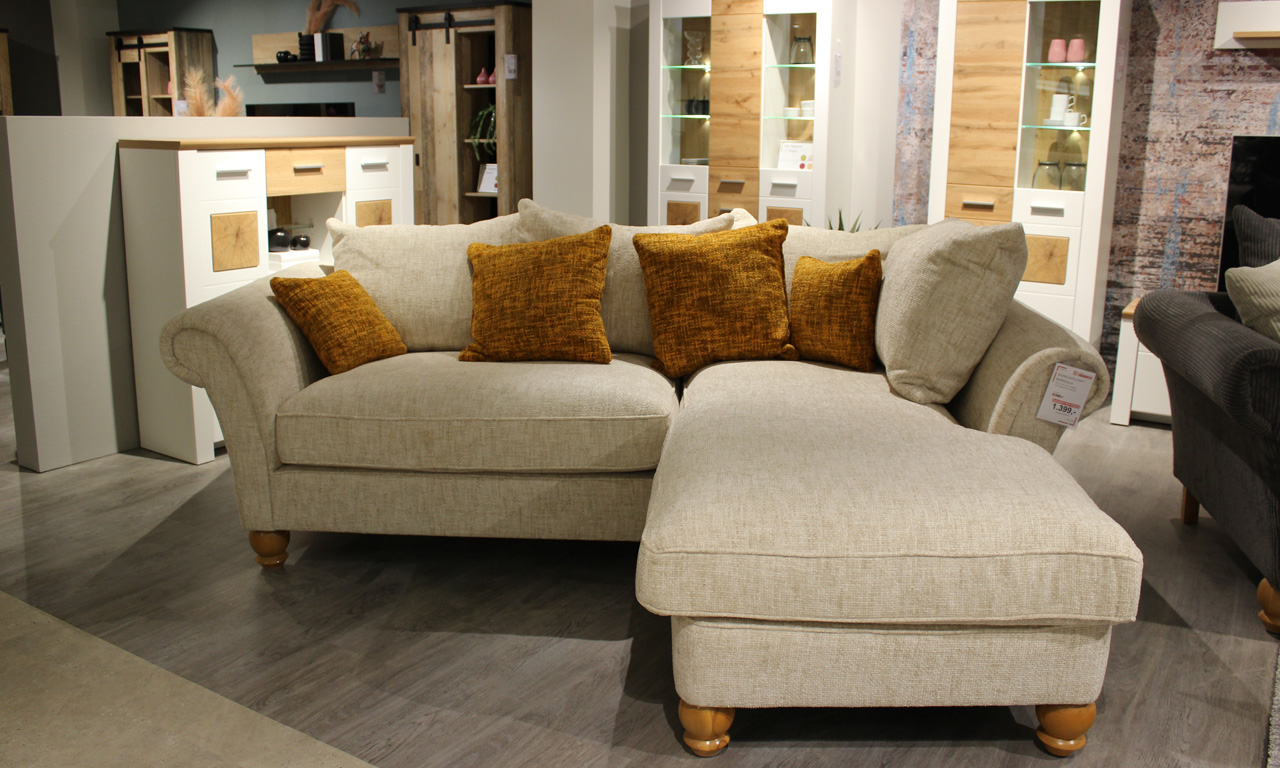 Sofa mit vielen Kissen von Möbel Heinrich Steinheim