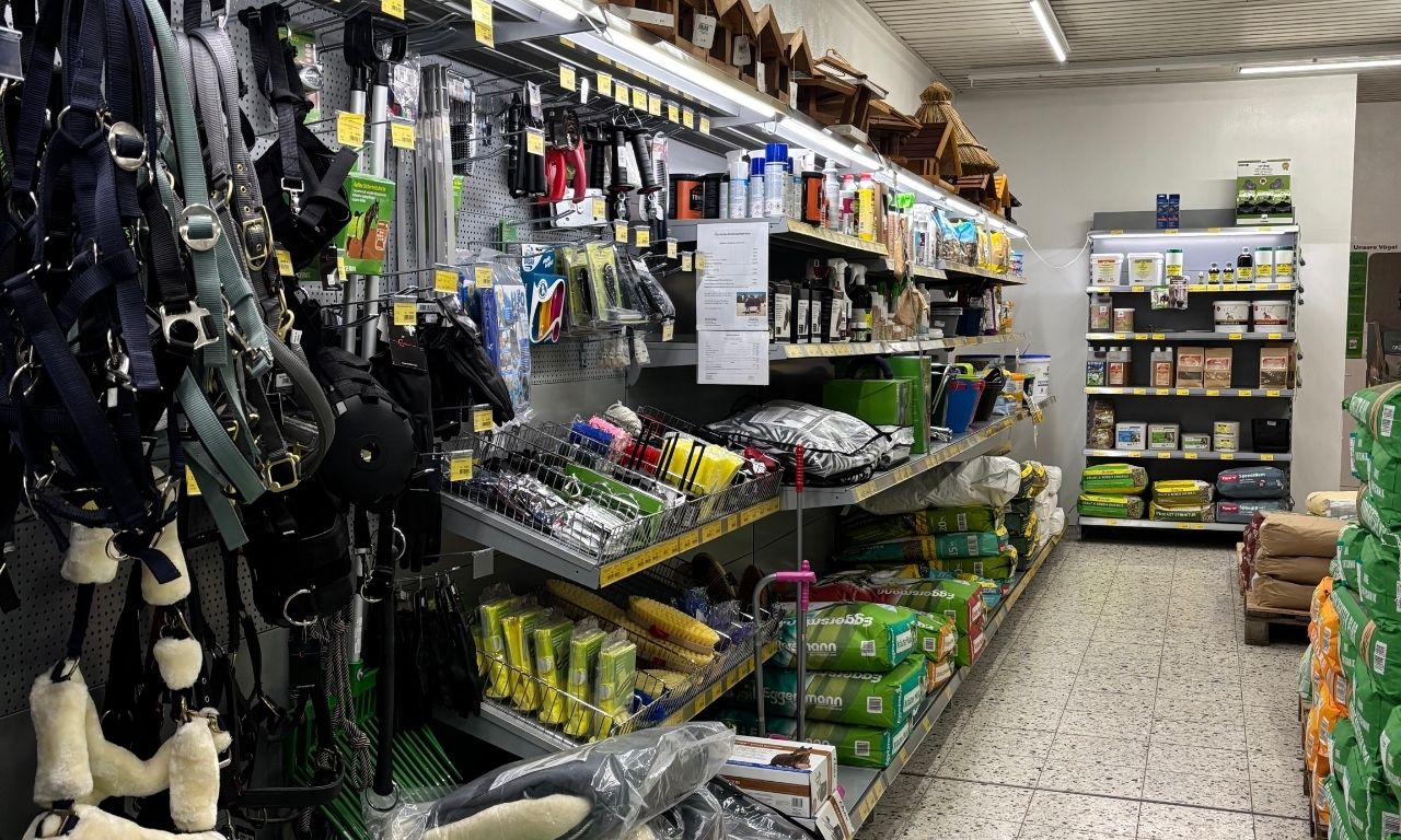 Lippischer Tierbedarf Regale mit Tierbedarf