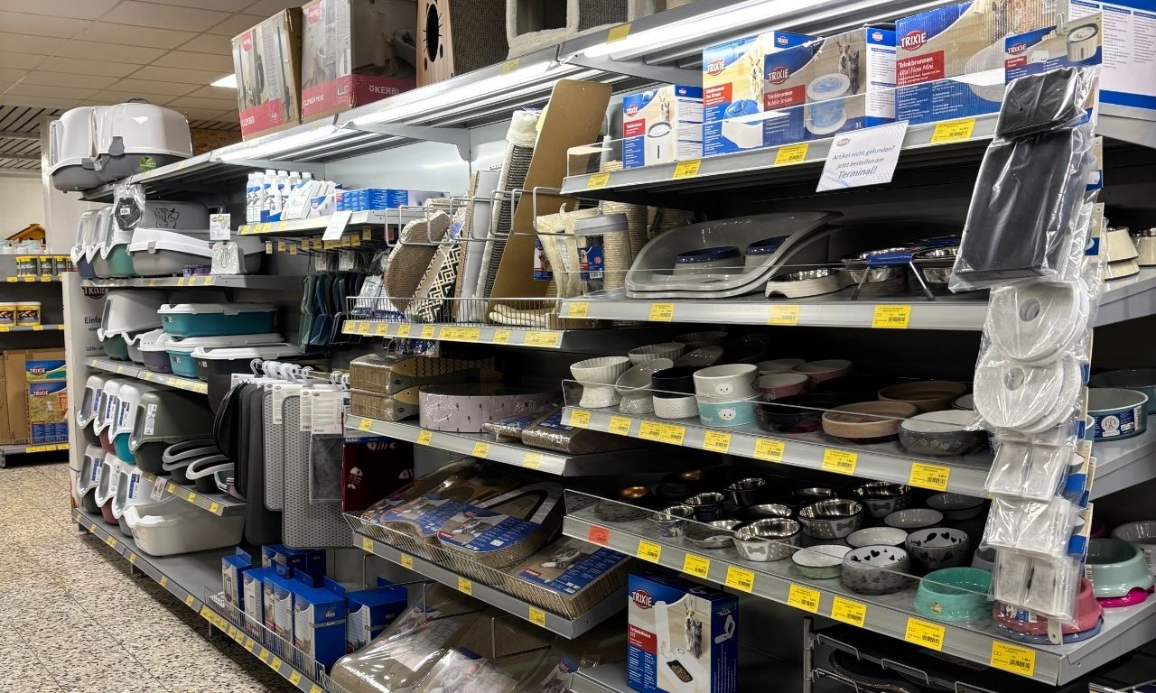 Lippischer Tierbedarf Regale mit Futternäpfen