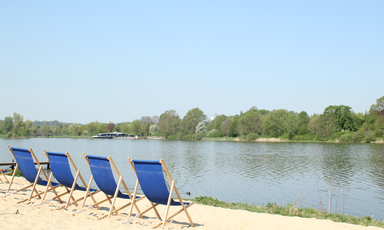 Liegestühle am Strand es SchiederSee