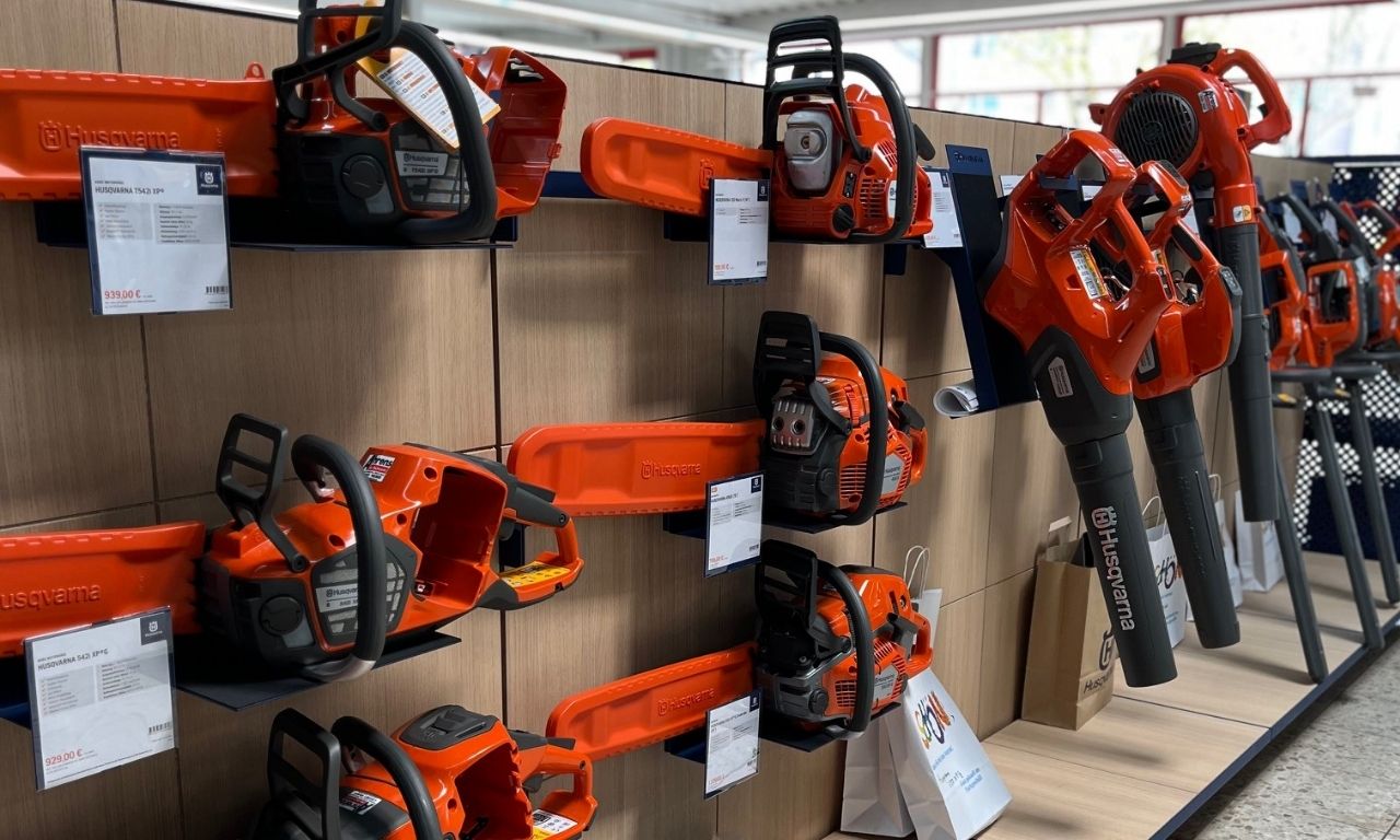ahrens fachmarkt mit produkten von husqvarna