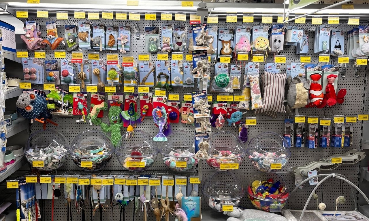 Lippischer Tierbedarf Regale mit Katzenspielzeug