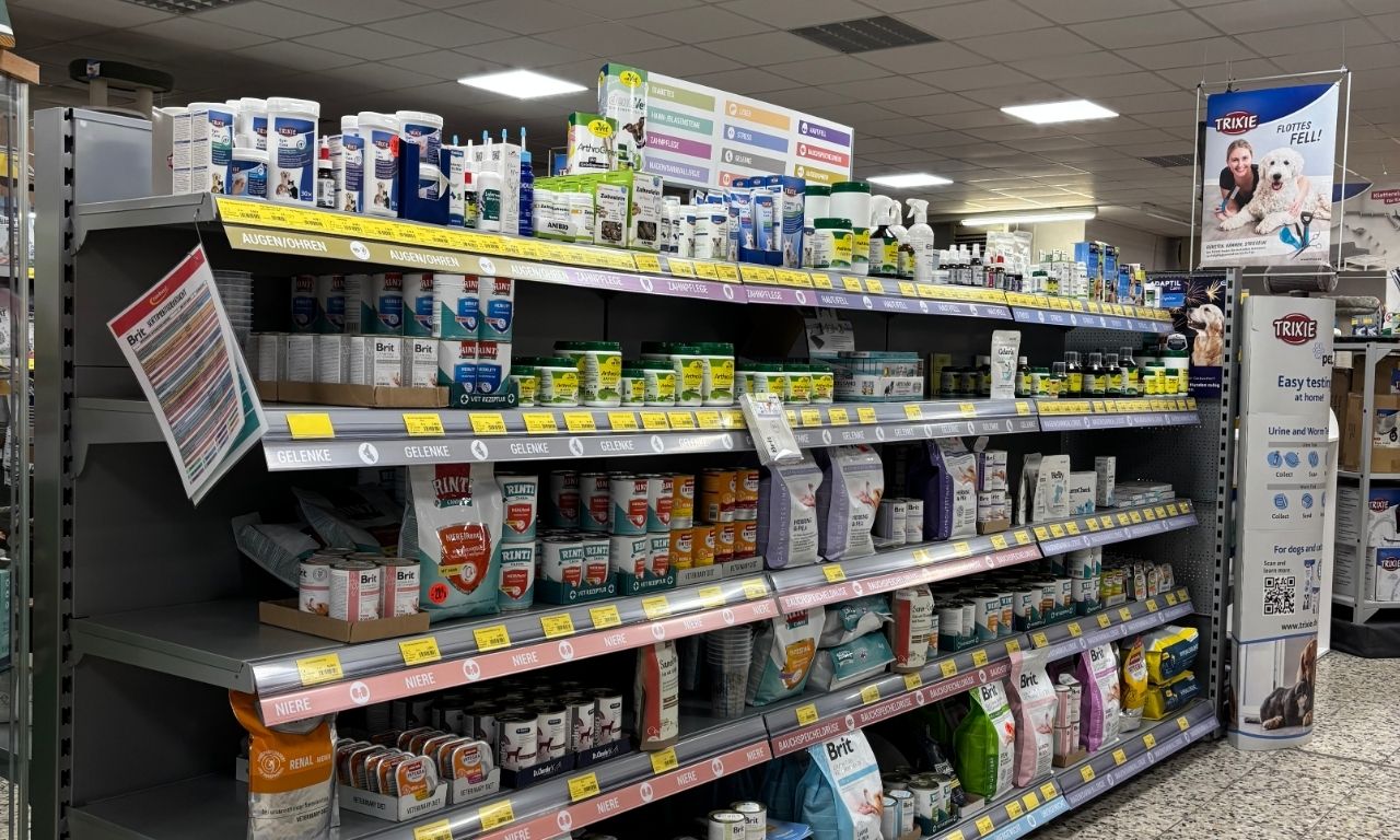 Lippischer Tierbedarf Regale mit Tiernahrung