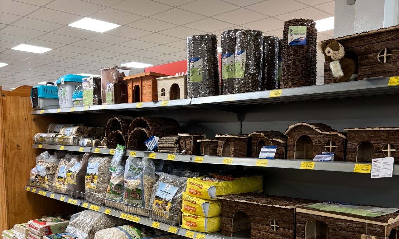 Lippischer Tierbedarf Regale mit Vogelhäuschen