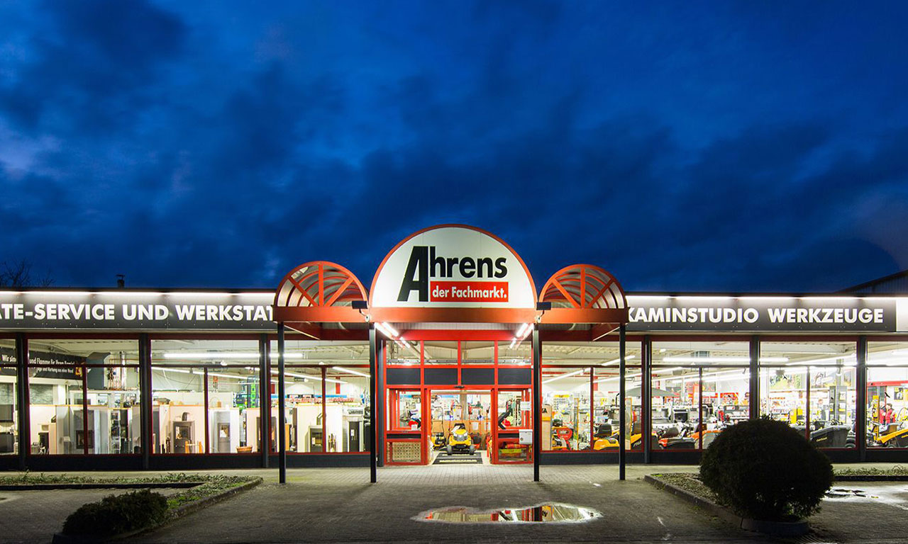 Außenansicht Ahrens Fachmarkt am Abend 